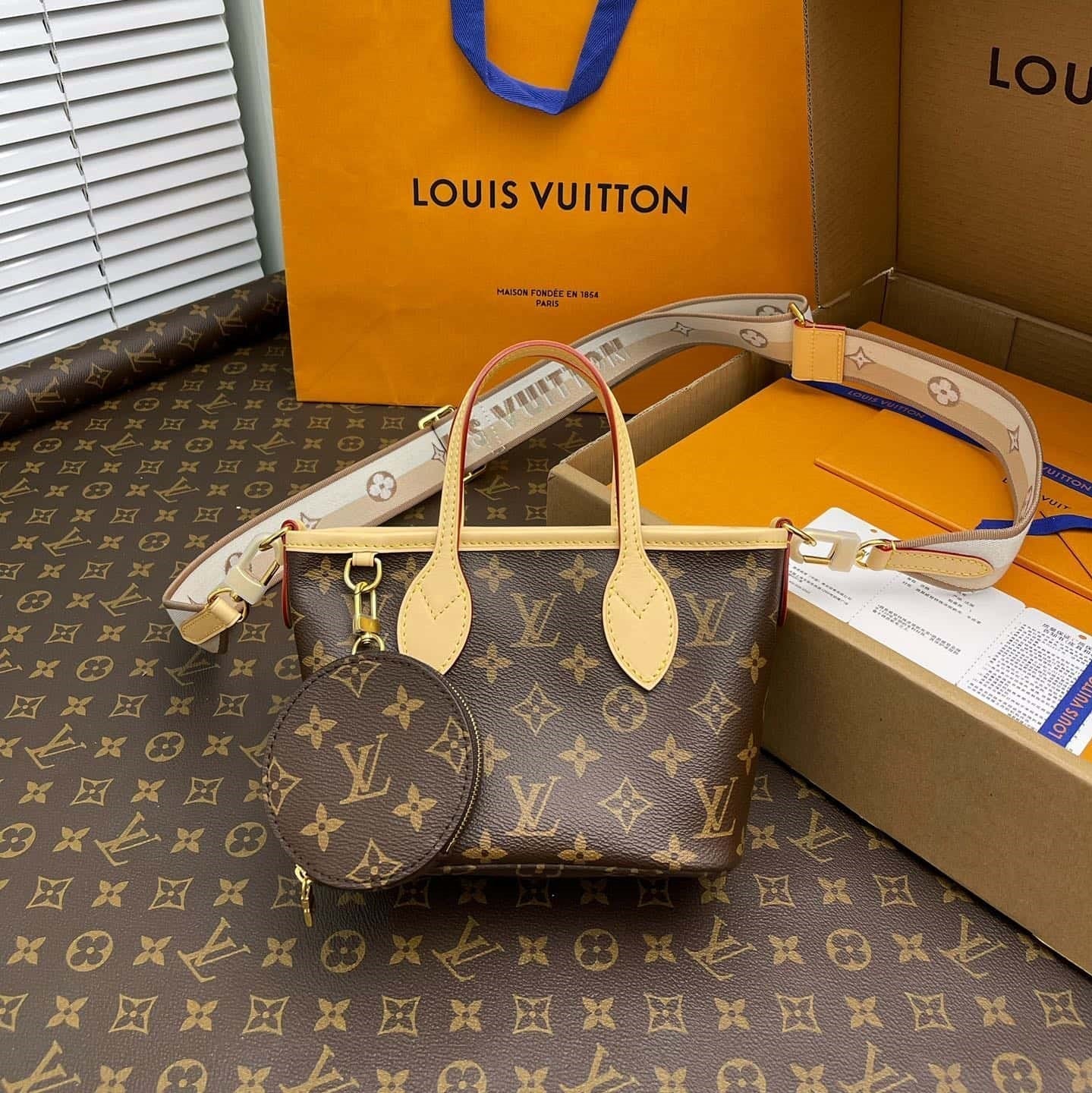 LV Neverfull MM Monogram Canvas Tote Shoulder Bag with Leather Trim and Pouch